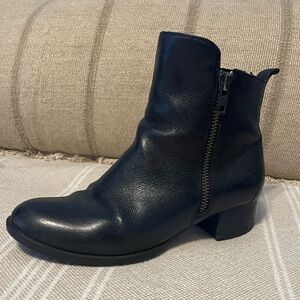 Born Black Leather Ankle Boots Side Zip Comfort Booties Womens Size 38 (7)